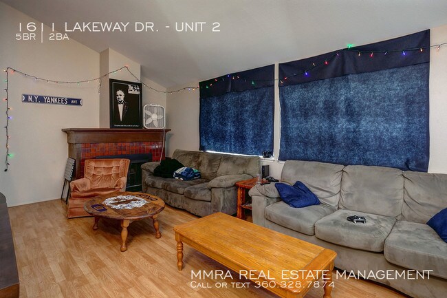 Building Photo - 1611 Lakeway Dr