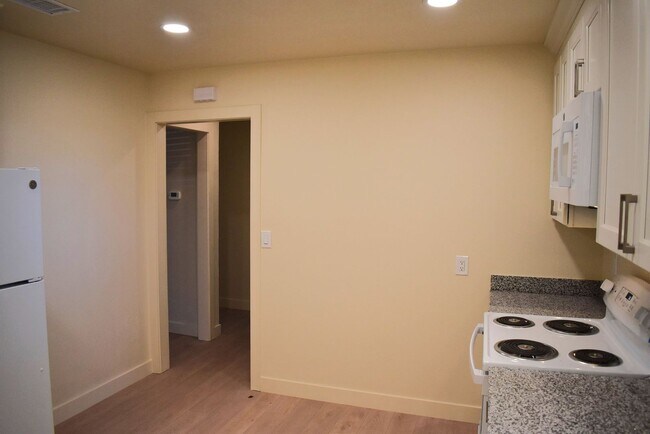 Foto del edificio - Lovely house located close to downtown and the police department with easy access to I-80!