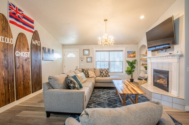 Building Photo - 671 E Center St