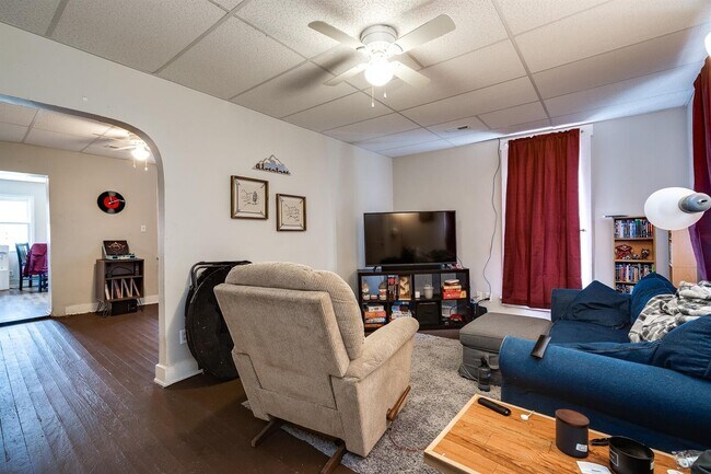 Foto del edificio - 221 N Cherry St