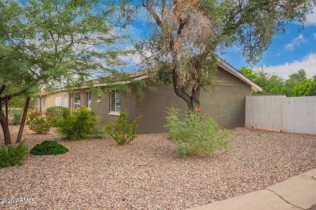 Building Photo - 501 E El Camino Dr