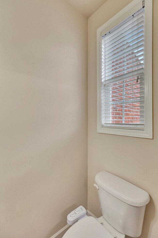 Building Photo - West Ashley Townhome!!