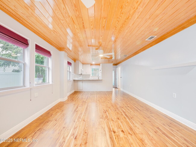 Foto del edificio - 6472 Putnam St