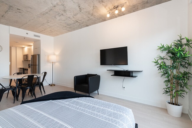 Building Photo - 67 Boul. de Maisonneuve E