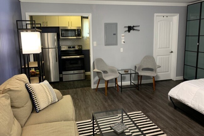 Building Photo - 803 Hillview Hts