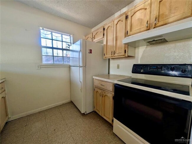 Building Photo - 104 Carlotta St