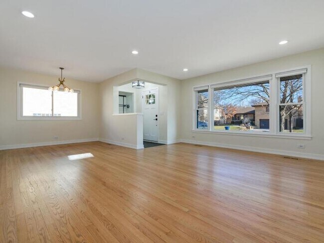 Building Photo - 3 bedroom in Elmhurst IL 60126