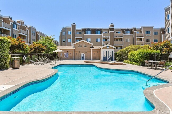 Foto del edificio - 6400 Christie Ave