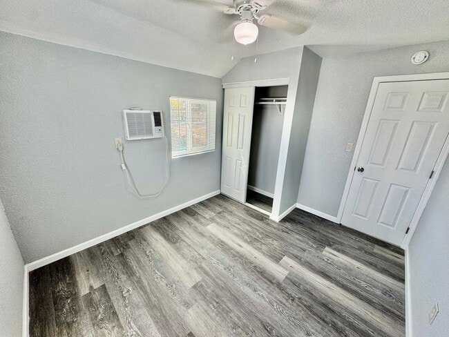 Building Photo - Spacious 2BD/1BA on 2nd Floor with In-Unit...