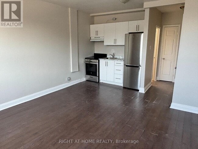Building Photo - 503 Oakwood Ave
