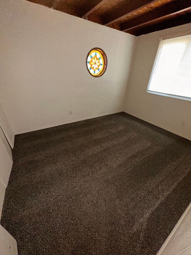 Building Photo - $1195 - 3 bed 2 bath - Single Family Home