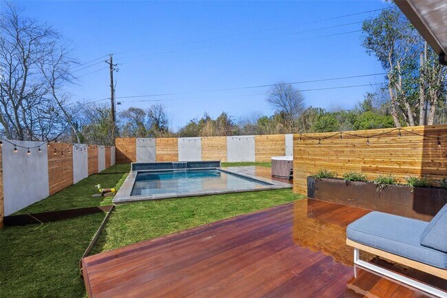 Building Photo - 4800 Vinson Dr