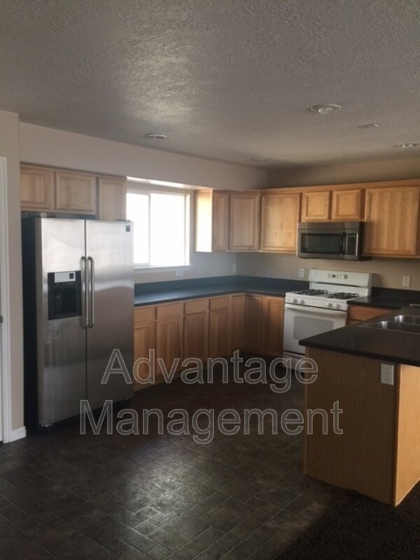 Building Photo - 1333 Alpine Way