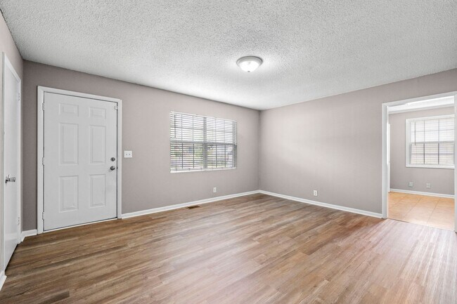 Foto del edificio - 3 Bedroom Pet Friendly Home For Rent Close To Post!