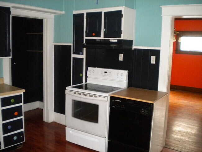 Building Photo - Pet friendly 3 bed 1.5 bath