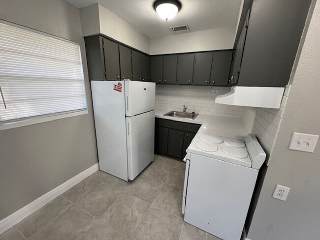Building Photo - Charming 1 Bedroom