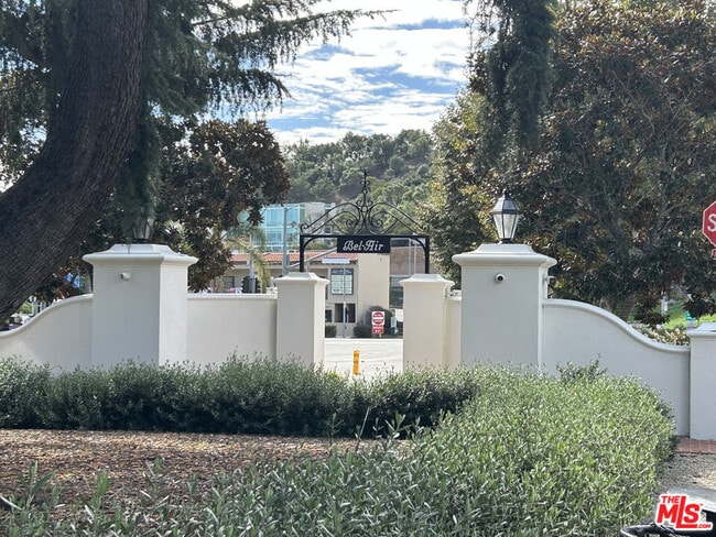 Building Photo - 833 Moraga Dr