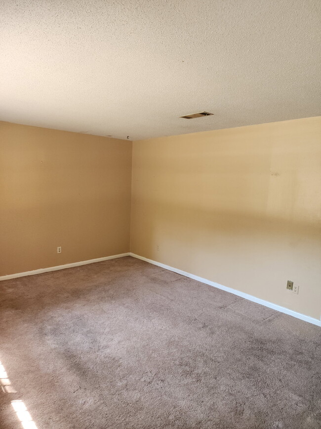 Building Photo - 2306 Dorchester Dr