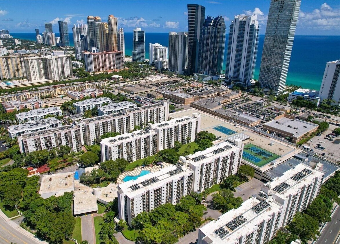 Foto principal - 16909 N Bay Rd