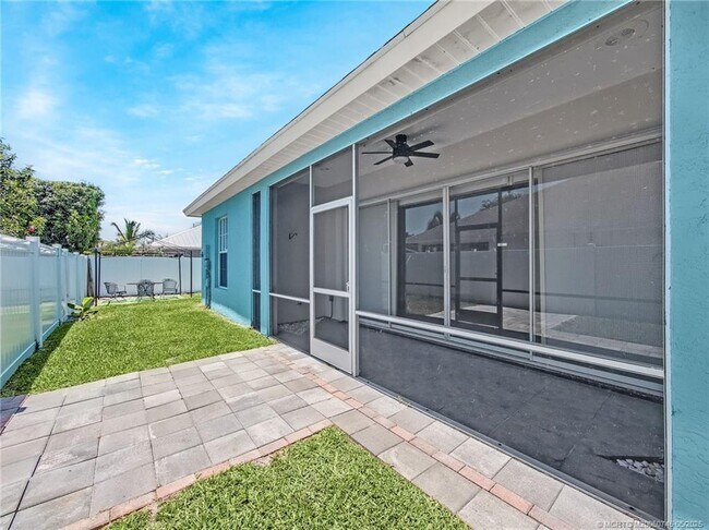 Building Photo - 701 SE Michaels Ct