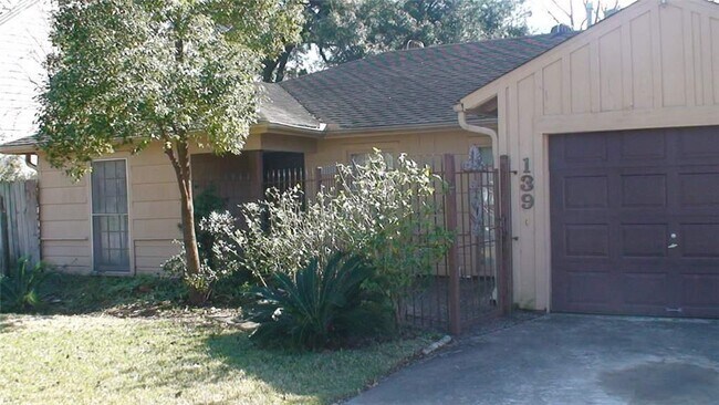 Building Photo - 139 Pamellia Dr
