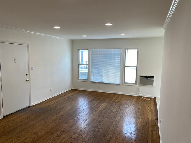 Building Photo - 722 N Edinburgh Ave