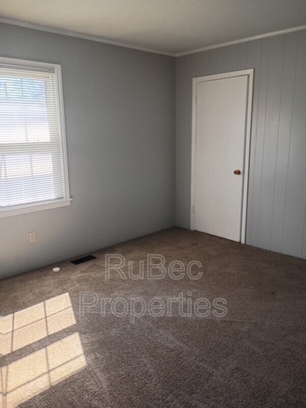 Building Photo - 115 E Maine Ave