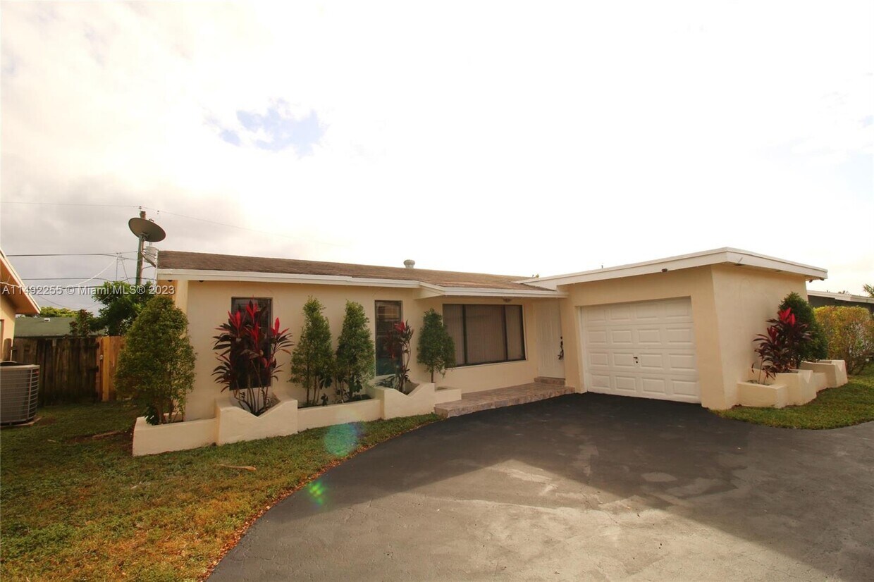 Foto principal - 10290 NW 24th Ct