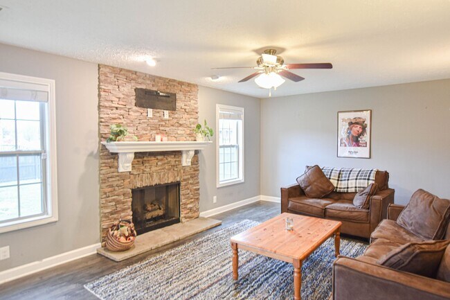 Building Photo - Pet Friendly Four Bedroom!