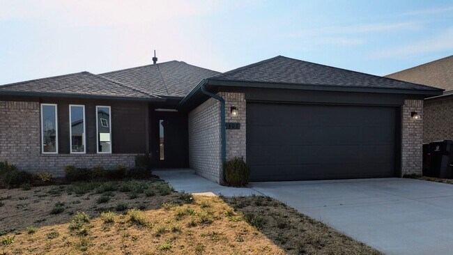 Foto del edificio - Spacious Yukon Home with Storm Shelter, 2-Car Garage & Fenced Yard!
