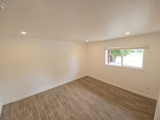 Building Photo - 1350 Hallen Dr