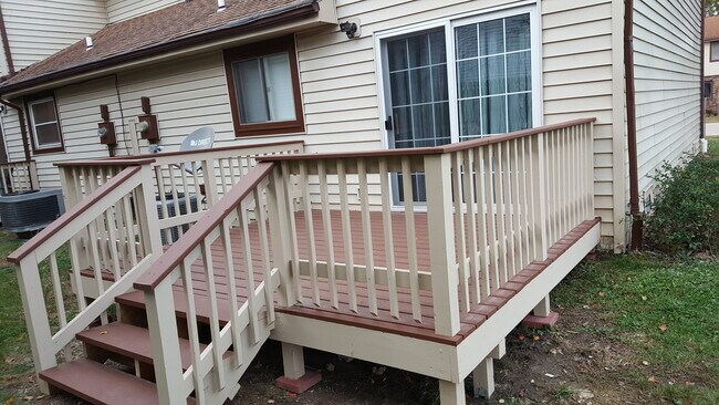 Wooden Deck - 906 Sundown Dr