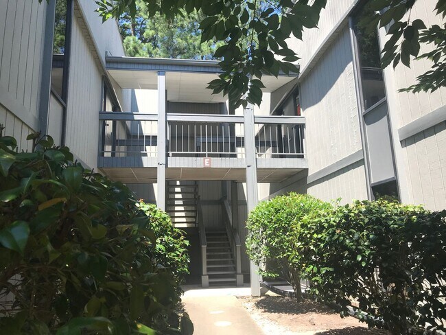 Foto del edificio - 611 Pine Ridge Pl