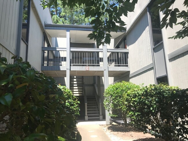 Building Photo - 611 Pine Ridge Pl