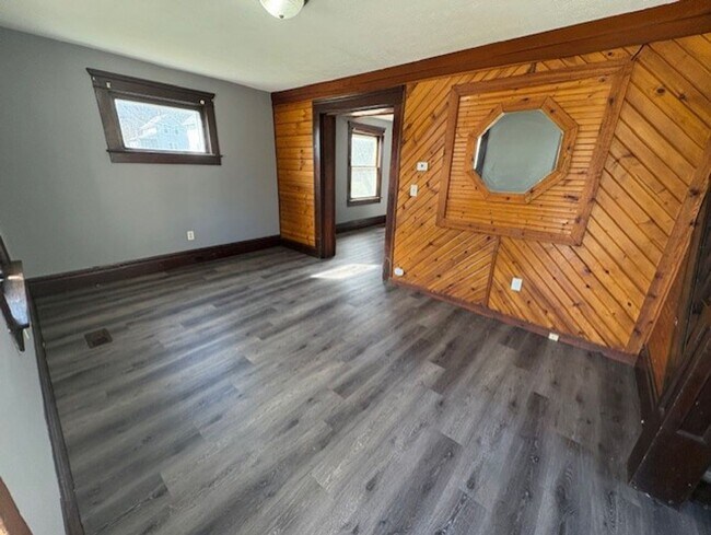 Foto del edificio - Large 4-Bedroom Home in University Park Near Downtown Akron