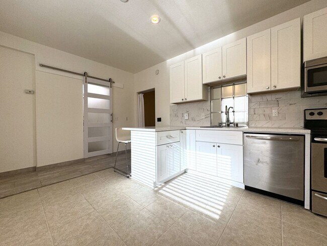 Building Photo - AVAILABLE NOW! RENOVATED 1 Bedroom 1 Bathr...