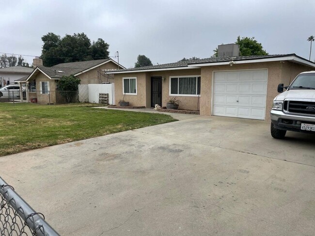 Building Photo - 3 bed /1 bath / large lot /  Horse Property