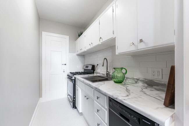 Building Photo - 2000 N Lincoln Park W