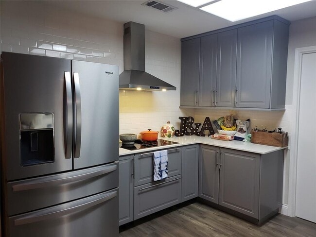 Foto del edificio - 128 Long Wood Ave