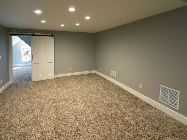 Building Photo - 2nd floor unit in TRI-PLEX in Midtown. Sma...