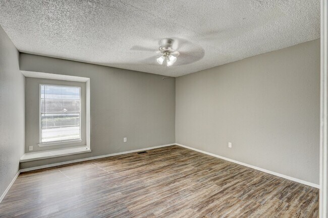 Building Photo - Duplex Available Now!