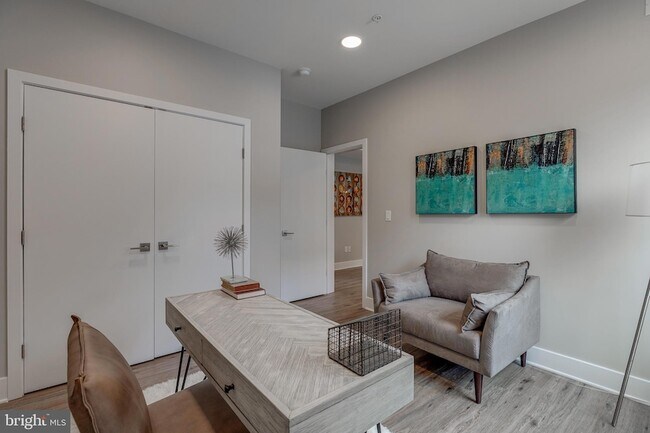 Building Photo - 1952 Bryn Mawr Ave