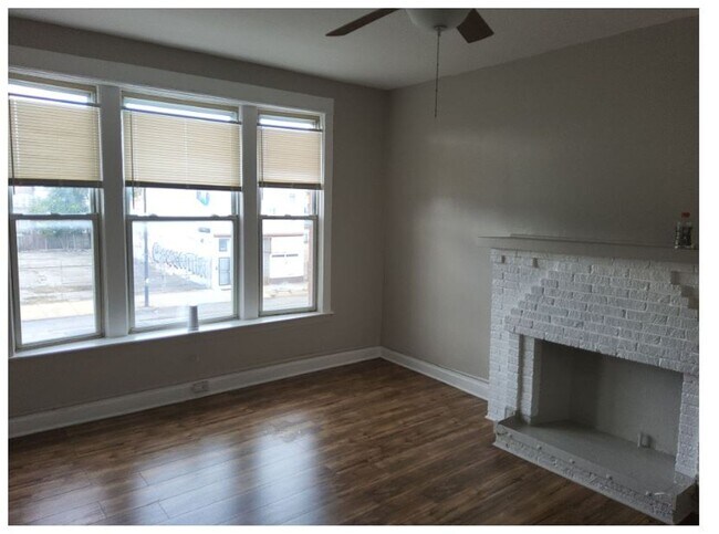 Building Photo - E BDG *2341 W Roosevelt