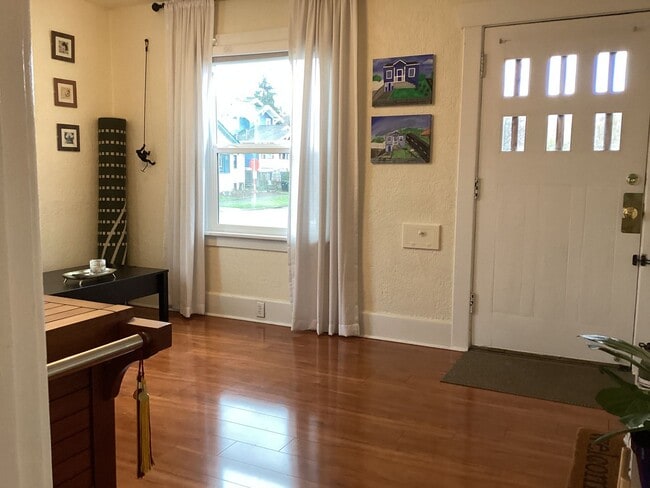 Building Photo - Cute 3 bedrooms, 2 baths walking distance ...