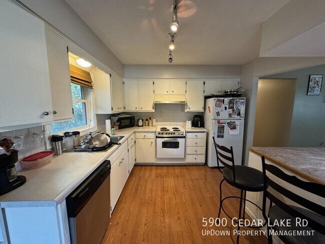 Foto del edificio - 5900 Cedar Lk Rd S