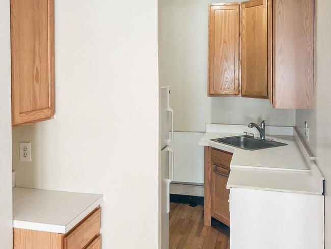 Interior Photo - 3912-28 N. Pine Grove