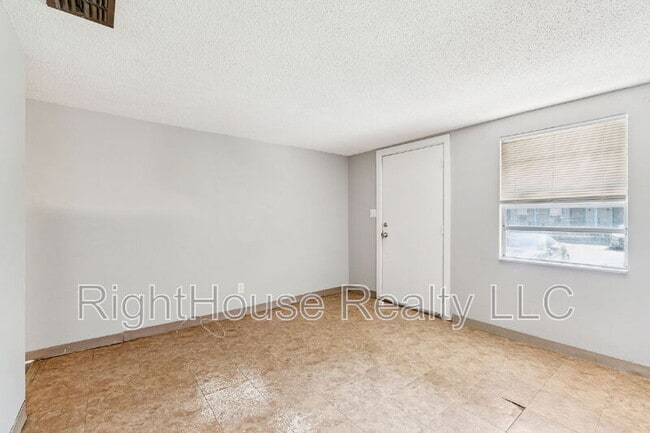 Foto del edificio - 2430 Tanglewood St