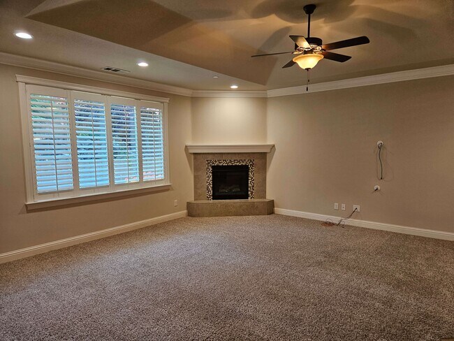 Building Photo - 651 Rogue River Way