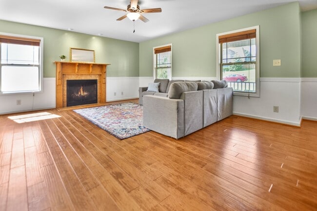 Building Photo - Pet Friendly Three Bedroom with Bonus!