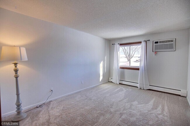 Foto del edificio - Spacious 2 bedroom, 1 Bath Condo in the Co...